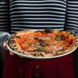 Pizza wedi’i goginio’n ffres ar blât.