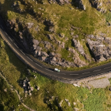 Car yn ymdroelli trwy Nant Gwynant, Eryri