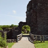 Llun o adfeilion castell
