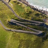 Car yn gyrru ar hyd ffordd igam-ogam ar The Great Orme.