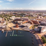 Llun o'r awyr yn edrych i lawr ar Fae Caerdydd