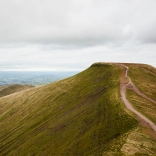 Copa mynydd Pen y Fan, gyda chopaon eraill yn y cefndir