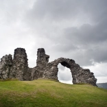 Adfeilion castell ar ben bryn