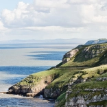 Llun o Ben y Gogarth a'r môr