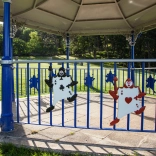 Dau gymeriad o Alys yng Ngwlad Hud ar fandstand yn y parc
