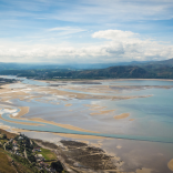 Golygfa o'r Gogarth yn edrych i lawr dros Landudno a'r môr