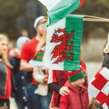Torfa a baner Cymru.