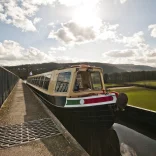 Cwch camlas ar draphont ddŵr Pontcysyllte.