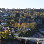 Cas-gwent yn dangos y bont a’r castell.