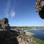 Golygfa o’r arfordir ger Cricieth o’r castell. 
