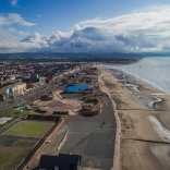 Golwg o lan môr y Rhyl oddi fry.