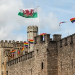 Castell Caerdydd gyda baneri Balchder yn chwifio