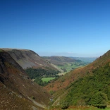 Golygfa o fynyddoedd ac awyr las