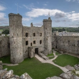 Llun o rhan fewnol Castell Harlech