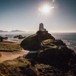 Goleudy Llanddwyn a'r traeth yn haul cryf y gaeaf