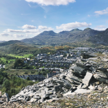 Golygfa o Flaenau Ffestiniog, gyda'r mynyddoedd yn y cefndir.