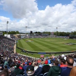 Torfeydd yn stadiwm criced Gerddi Sophia yn gwylio gêm.