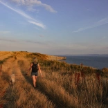Person yn mynd â chi am dro ar ymyl clogwyn