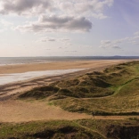 Twyni tywod wrth ymyl traeth