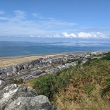 Golygfa o Abermaw gyda'r môr yn y cefndir
