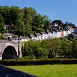 Rhes o dai wedi’u paentio â lliwiau llachar  