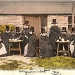 Hen gerdyn post yn dangos merched Cymru yn gwisgo gwisg draddodiadol