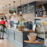 Cownter mewn pobydd gyda chwsmer.