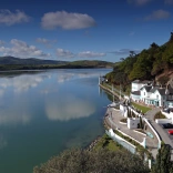 Y tu allan i Westy Portmeirion yn edrych i lawr ar yr aber 