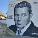 adeilad ac arno furlun anferth o’r actor Richard Burton.