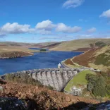 geant a chronfa ar ddiwrnod heulog.