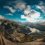 Chwarel lechi o dan gymylau mewn golau llwydaidd.