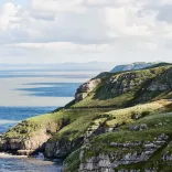Llun o Ben y Gogarth a'r môr