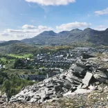 Golygfa o Flaenau Ffestiniog, gyda'r mynyddoedd yn y cefndir.