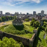 Llun o’r awyr o Gastell Caerdydd, De Cymru.