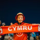 Bachgen efo scarff Cymru