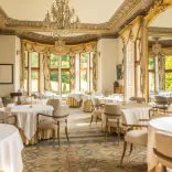 Tu mewn i’r Bwyty Henry Robertson yn Gwesty Neuadd Palé, Gogledd Cymru.