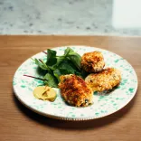 Tri selsig Morgannwg ar blat, wedi'u gweini gyda salad a sos.