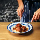 Dysgl gyda fagodau wedi'i weini ar bentwr o stwnsh.