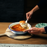 Pwdin caws Cymreig yn cael ei weini 