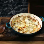 Padell haearn cast hardd wedi'i chyflwyno gyda cacen winwns Cymreig newydd ei goginio