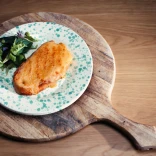 Caws pobi Cymreig ar blat