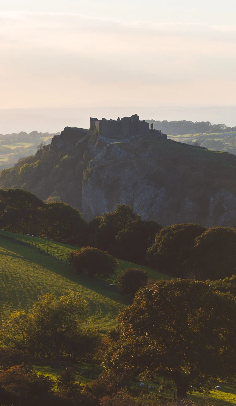Llun o bell o Gastell Carreg Cennen Castle