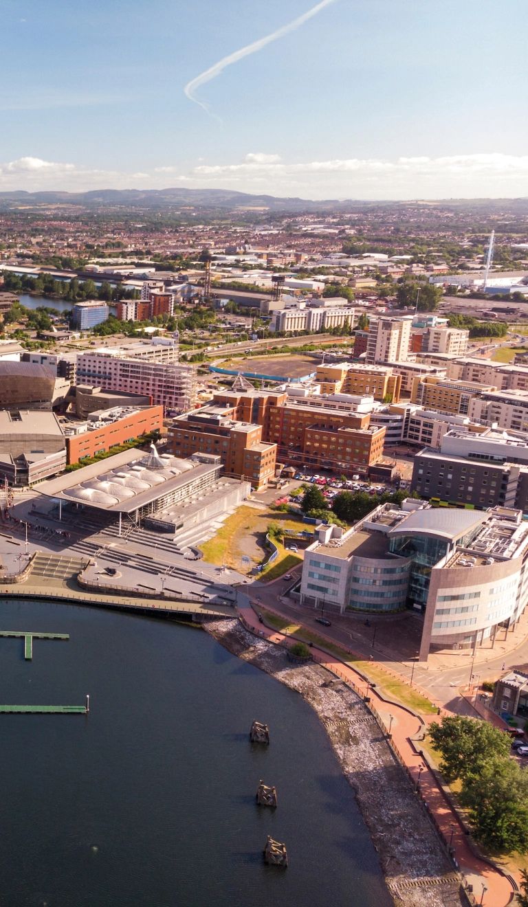 Llun o'r awyr yn edrych i lawr ar Fae Caerdydd