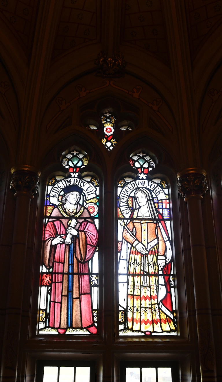 Ffenestri lliw yng Nghastell Caerdydd