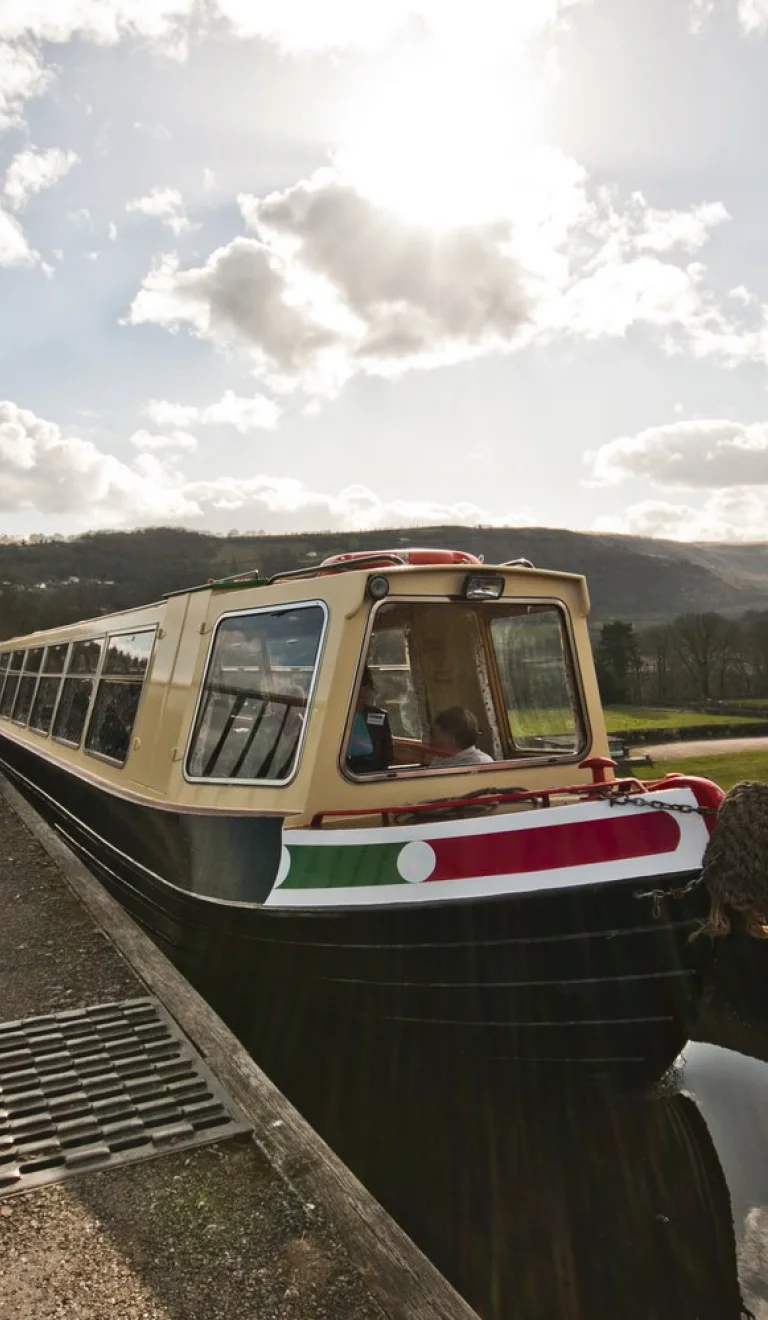 Cwch camlas ar draphont ddŵr Pontcysyllte.