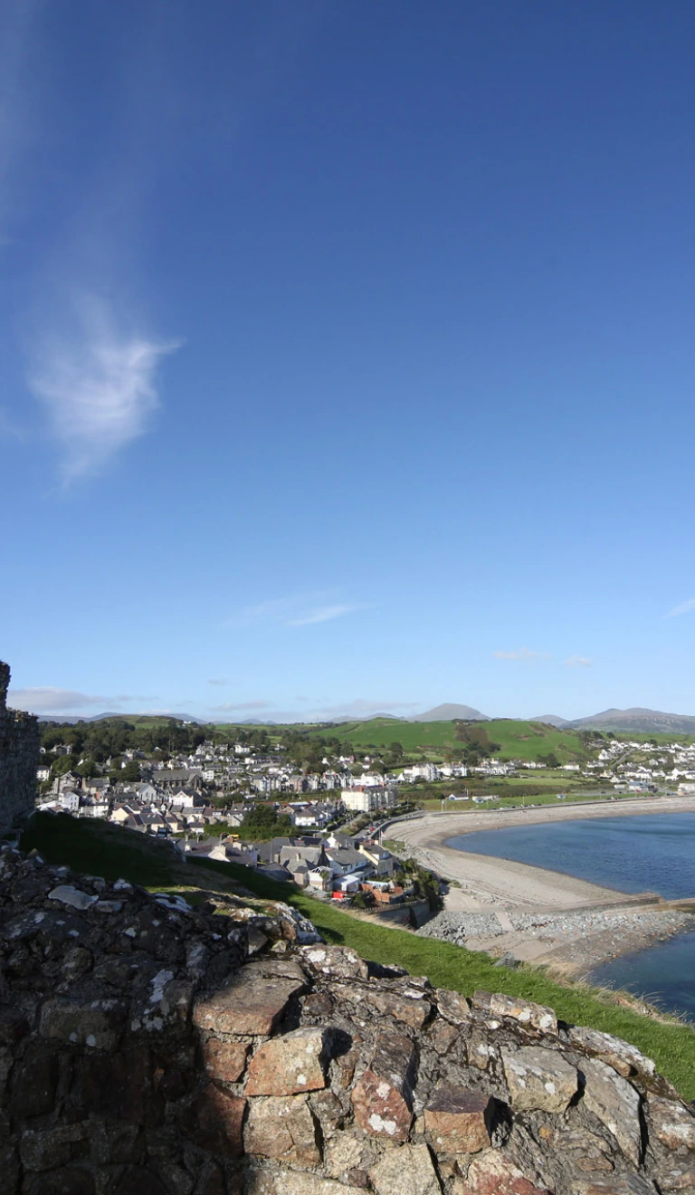 Golygfa o’r arfordir ger Cricieth o’r castell.