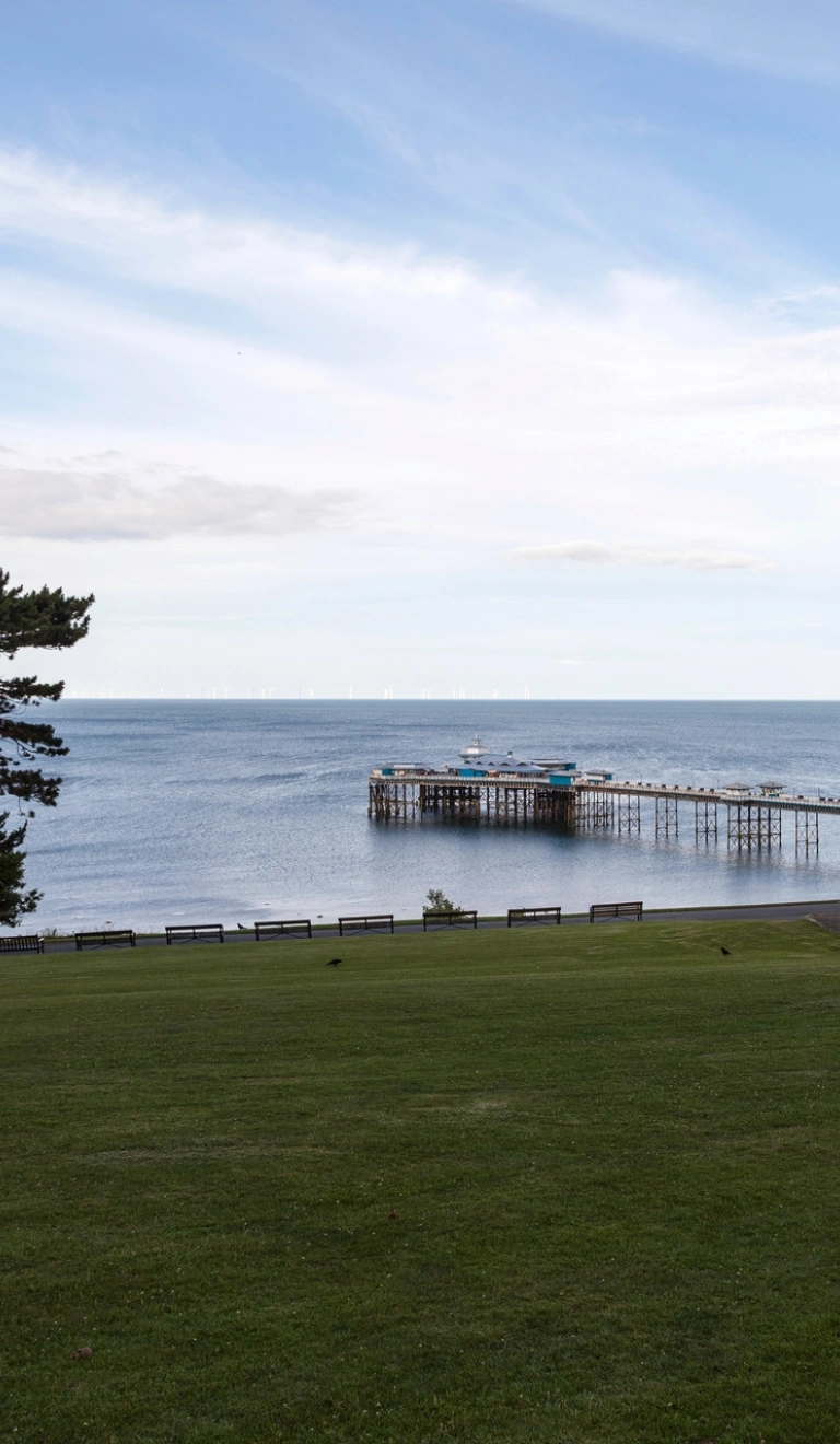 Llun o'r pier yn Llandudno