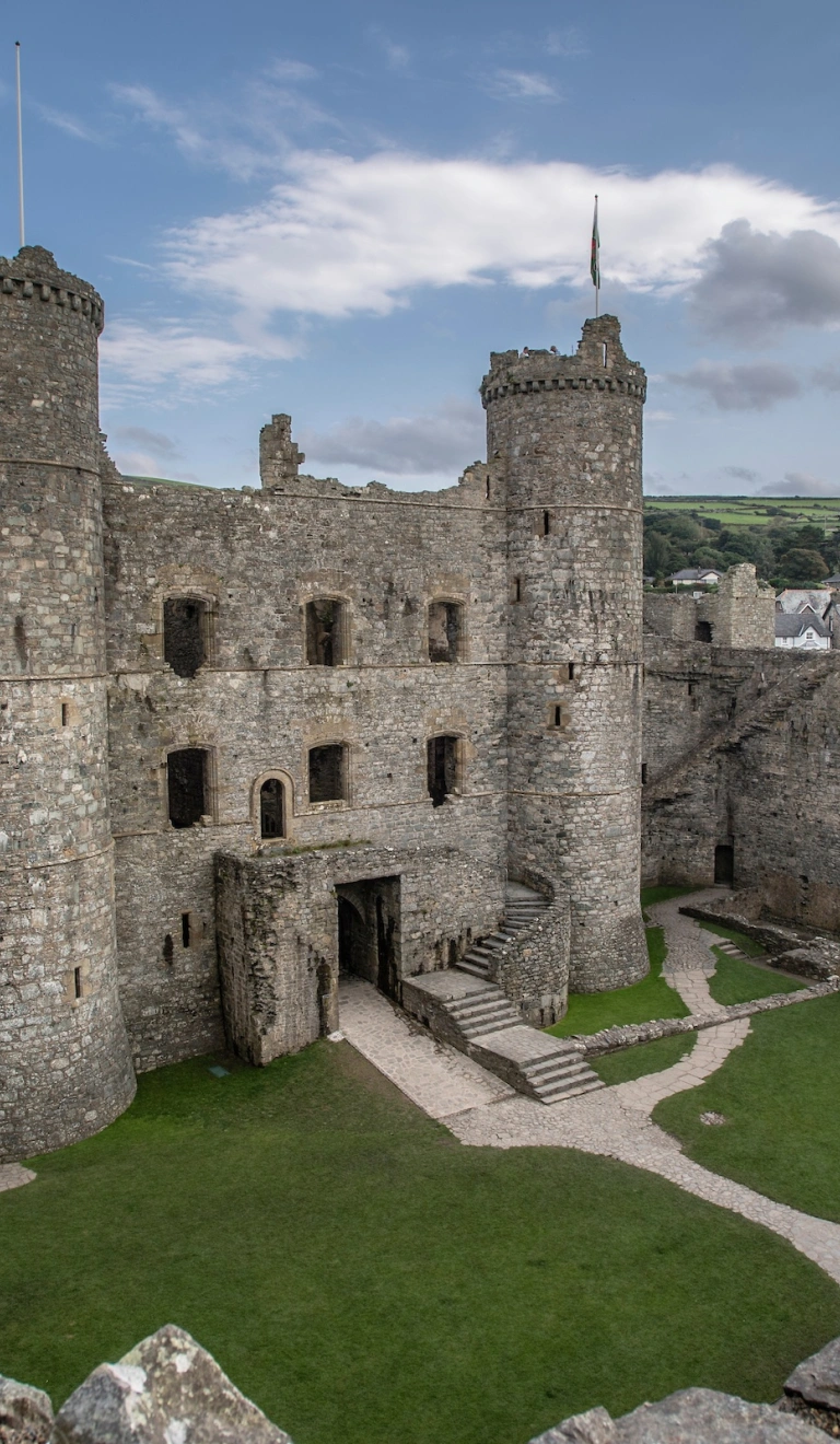 Llun o rhan fewnol Castell Harlech