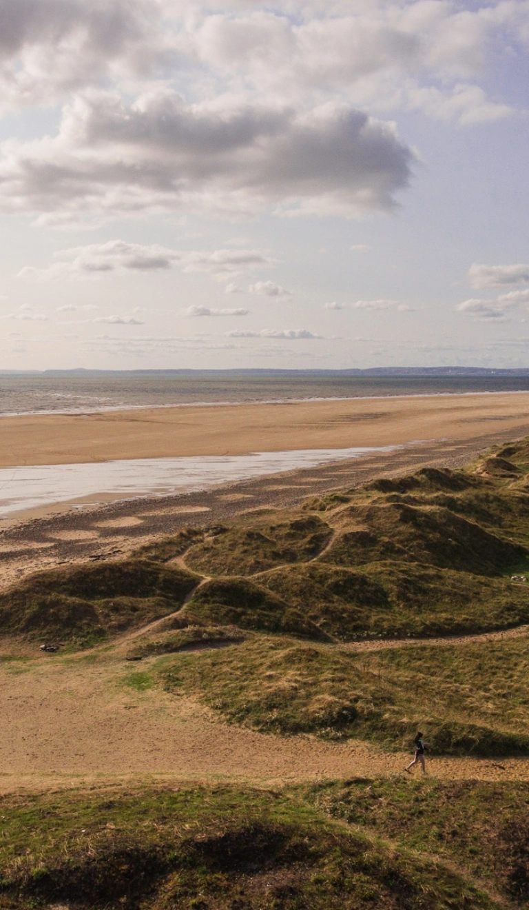 Twyni tywod wrth ymyl traeth
