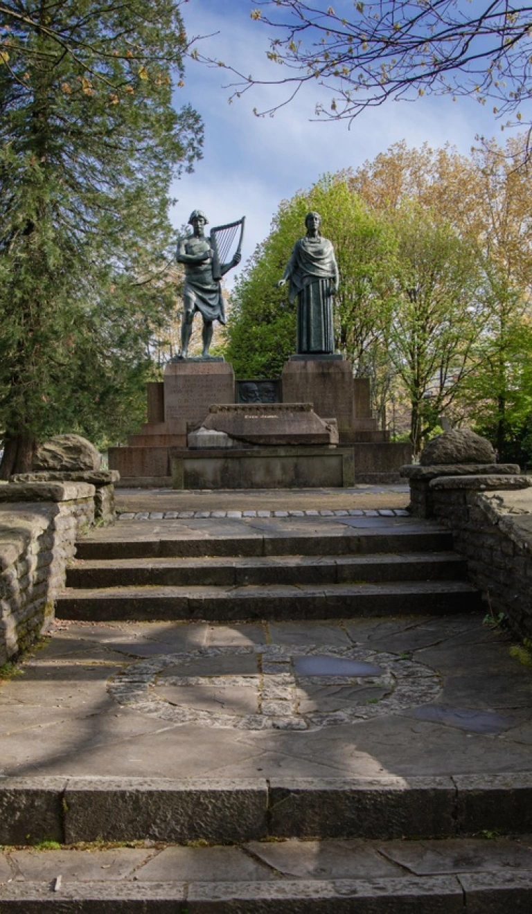 Parc a grisiau yn arwain at dau gerflun.